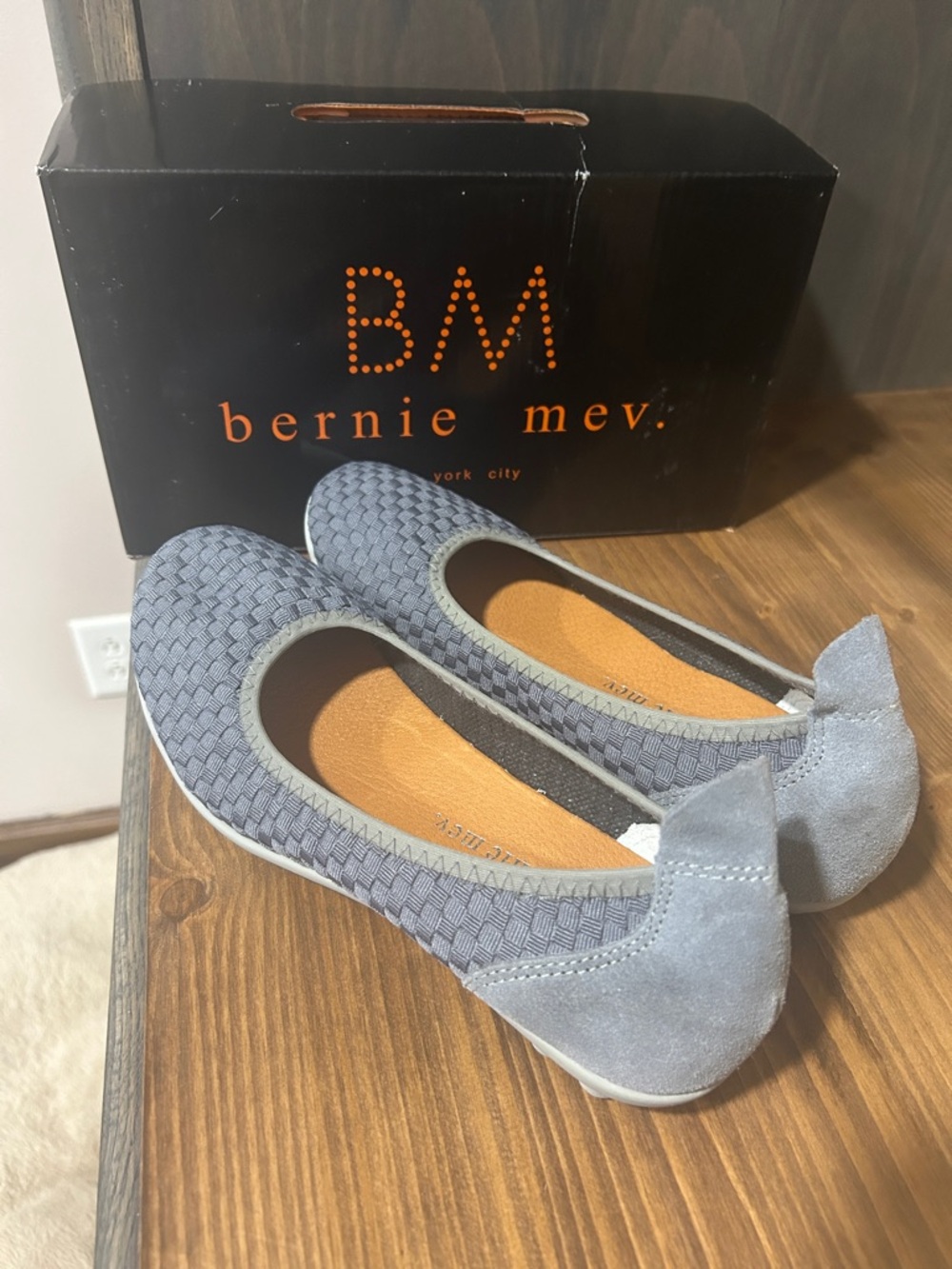 bernie mev. Light Gray Woven Ballet Flats new in box size 8.5 (39)